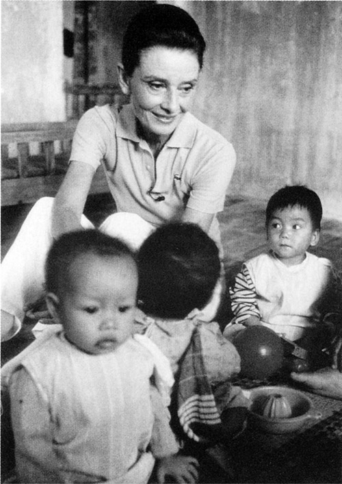 Audrey Hepburn in una delle missioni per l'UNICEF